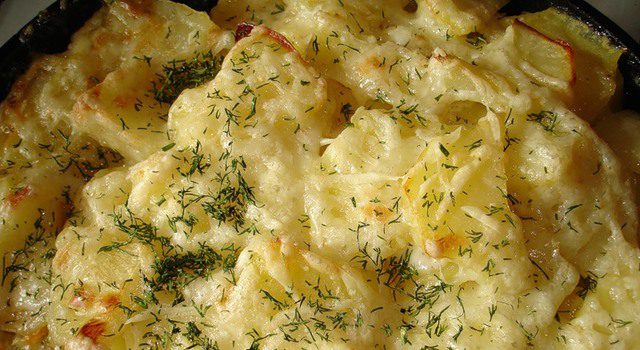 Картофель, запеченный под сыром и сметаной - фото