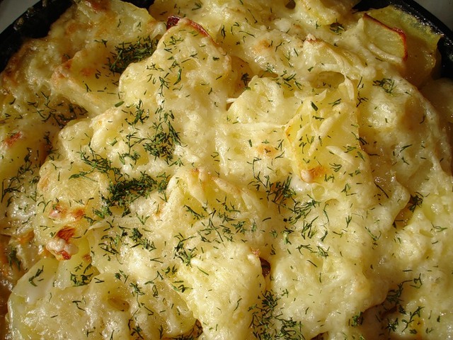 Картофель, запеченный под сыром и сметаной - фото