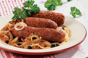 Кебаб из фруктов на гриле с соусом из пряной корицы - фото