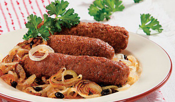 Кебаб из фруктов на гриле с соусом из пряной корицы - фото
