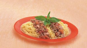 Лапша с соусом из тунца - фото