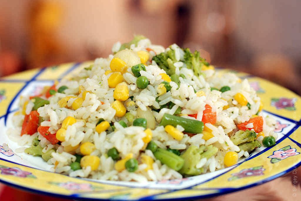 Рисовый салат со стручками перца и кукурузой - фото