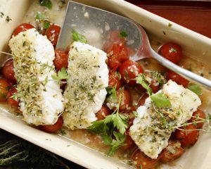 Рыбное филе в белом вине с помидорами - фото