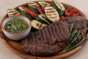 Стейк из говядины с жареными цукини -фото